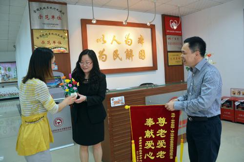 尊老爱老，贡献爱心 ——五彩堂“敬老、爱老” 送产品活动